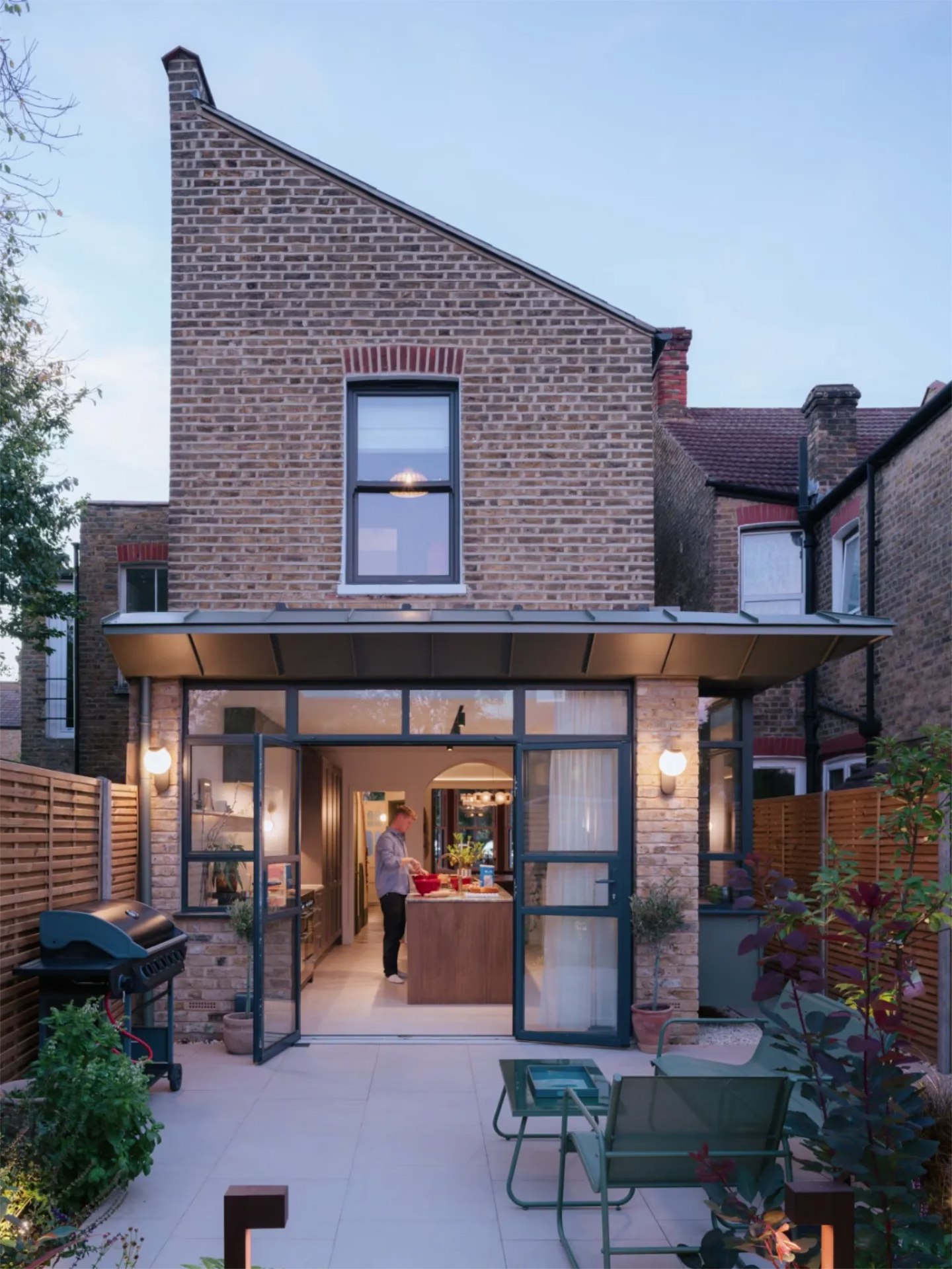 tooting-house-studio-colab-green-zinc-extension-oriel-window-london-brick-extension.avif